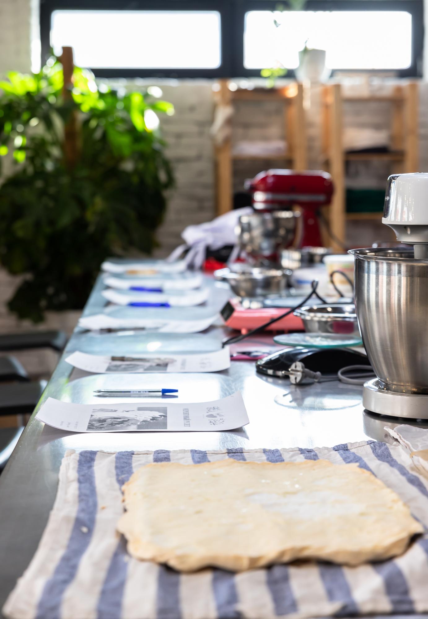 Interno del laboratorio con chef e studenti